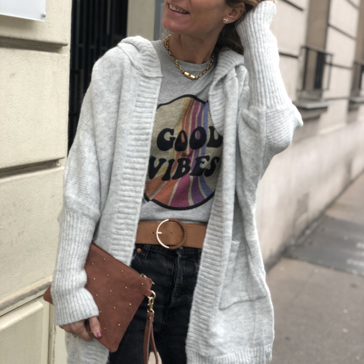 by-destele-gilet-gris-acapuche-porte by destele gilet gris à capuche porté