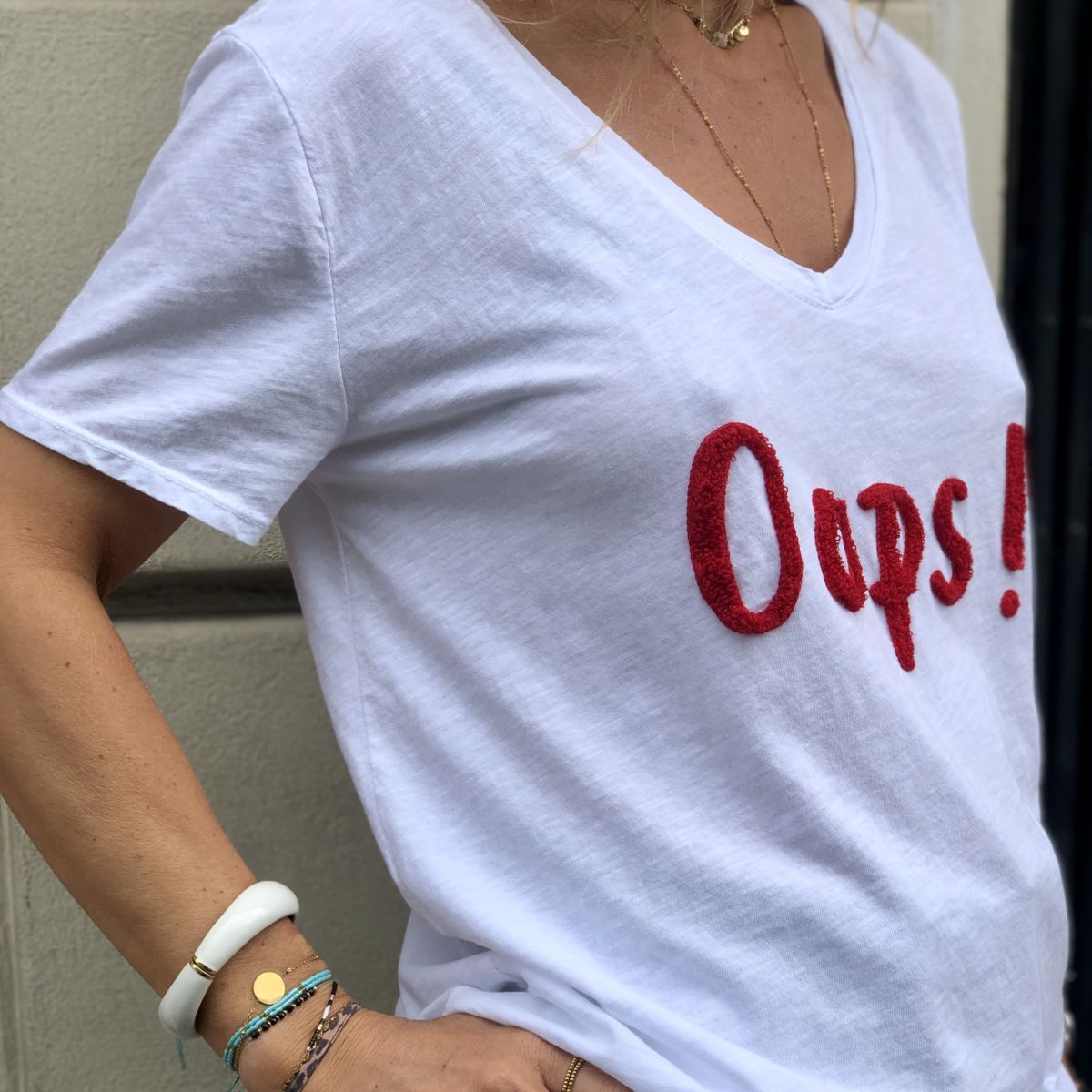 Tes shirt blanc message oops rouge col V manches courtes by destele