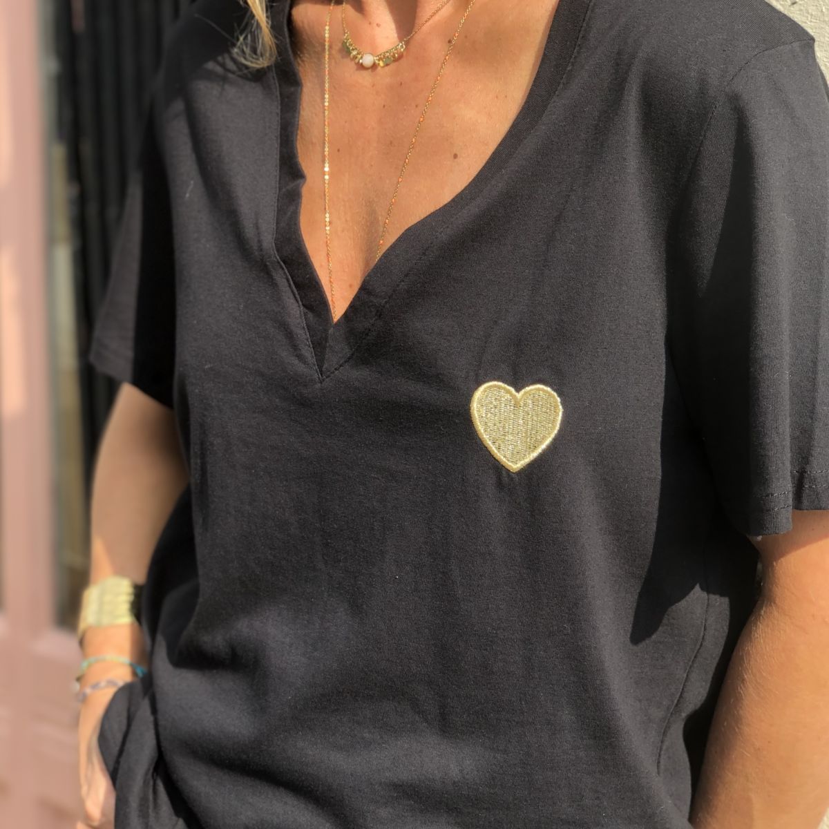 tee-shirt noir coeur doré col V manches courtes by destele