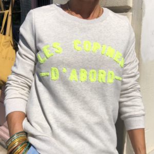 Sweat "Les copines d'abord" beige chiné jaune fluo