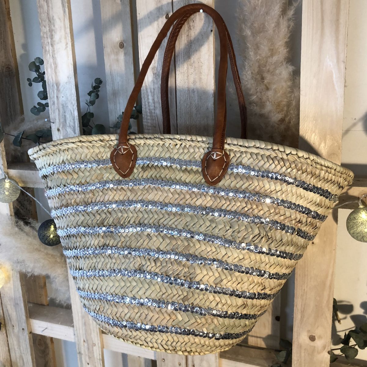 Panier osier anses cuir et bandana