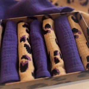 Coffret de 6 serviettes gaze de coton léopard et violet