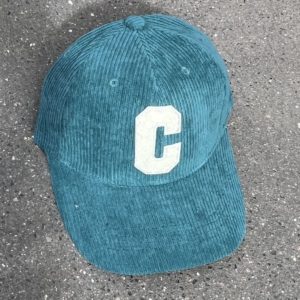 Casquette velours bleu canard C blanc
