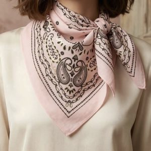 Foulard carré imprimé rose poudré