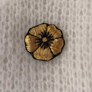 Broche fleur tissée dorée