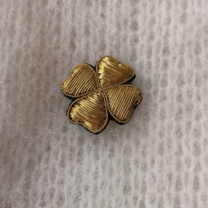 Broche trèfle tissé doré