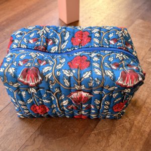 Trousse de toilette imprimé floral sur fond bleu