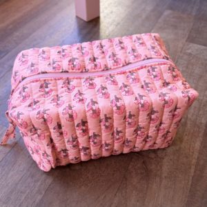 Trousse de toilette imprimé floral sur fond rose bonbon